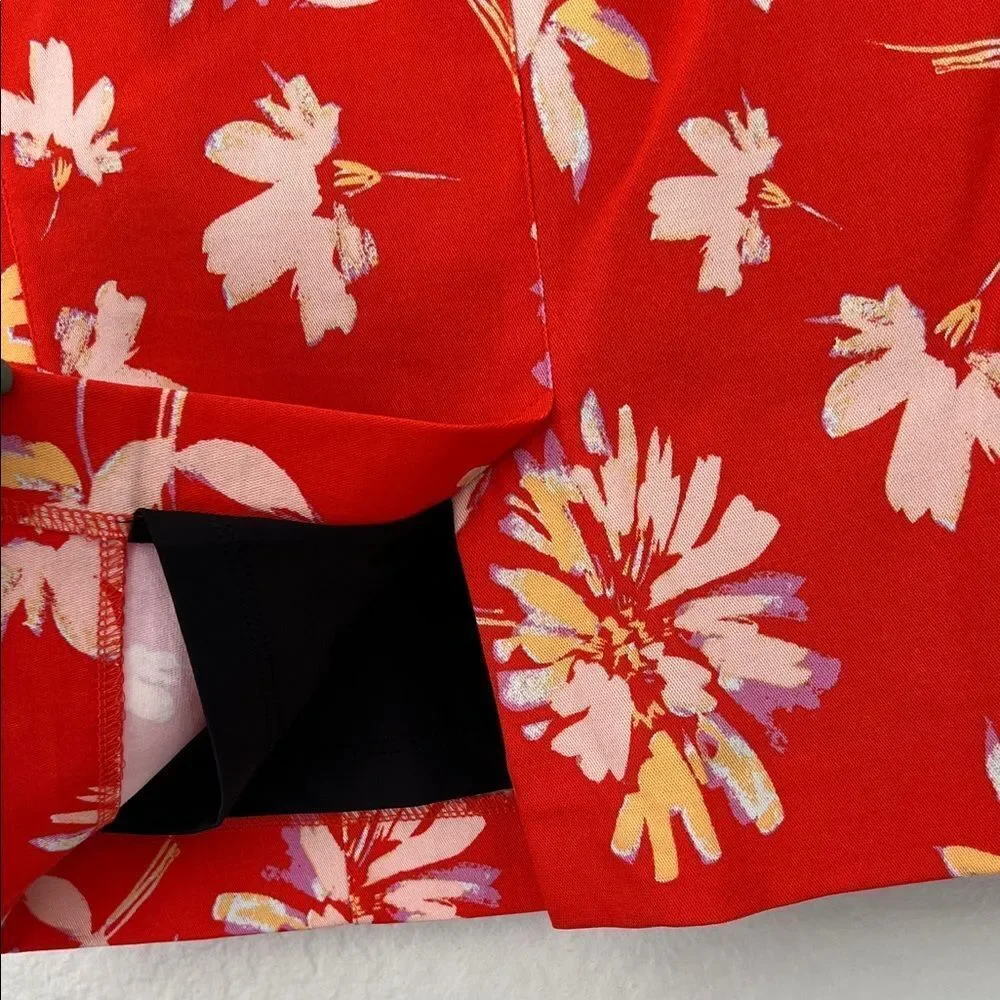 Like New! Lyssé Floral Red Women's Pencil Skirt in Size S